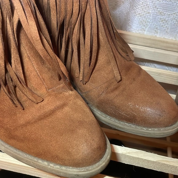 Boutique Ankle Booties Western Suede Fringe Design Qupid size 7 Light Distress - Picture 5 of 5